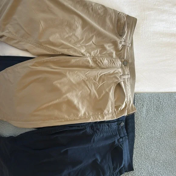 2 pairs of Faherty Reserve Movement Pants - Picture 4 of 5